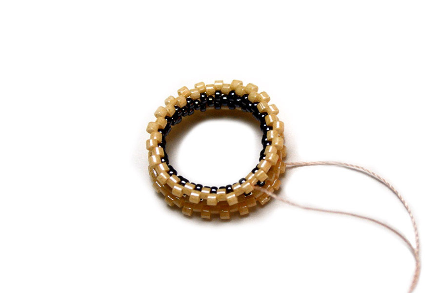 Мозаичное плетение кольца из бисера