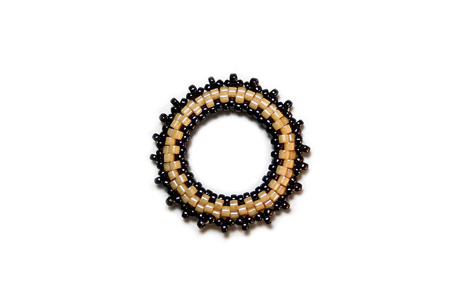 Готовое кольцо из бисера изготовлено с помощью мозаичного плетения